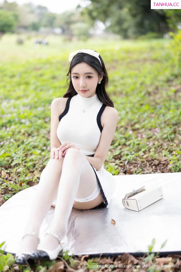 王馨瑶  [XiuRen]高清写真图 2024.04.02 No.8334 王馨瑶yanni 丝袜美腿第10张图片